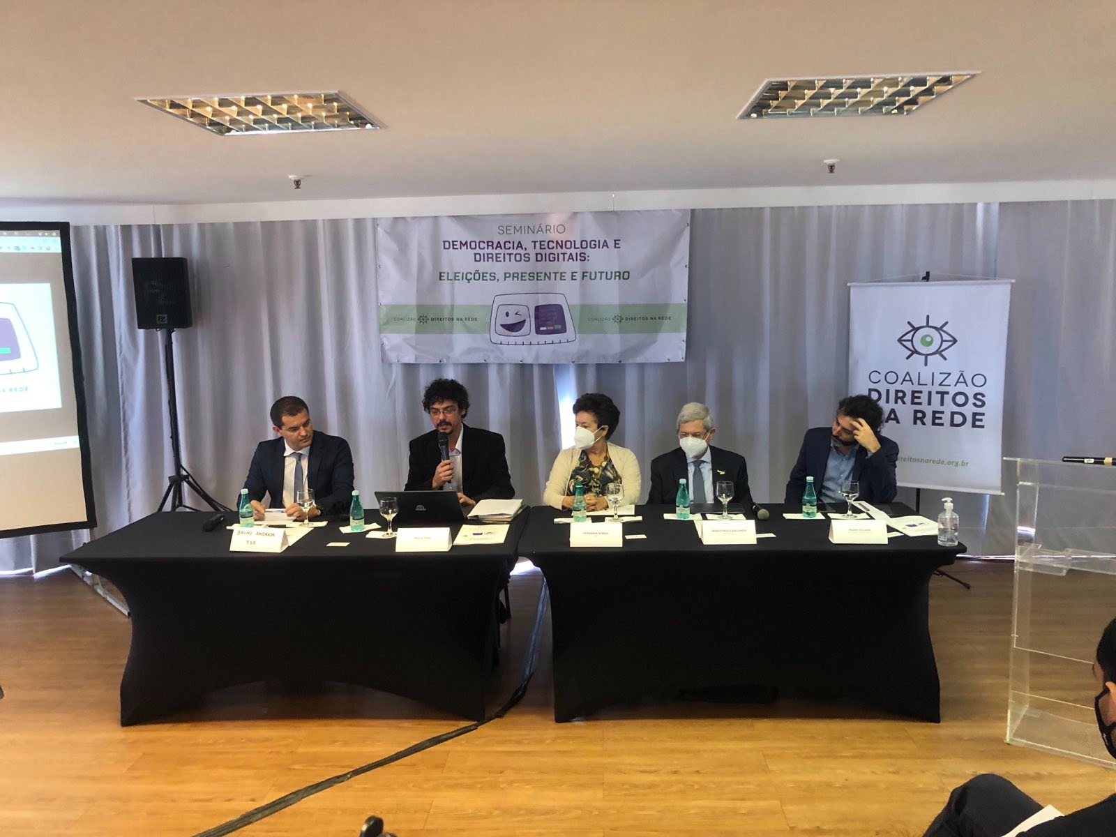 mesa com participantes do evento "Democracia, tecnologia e direitos digitais: eleições, presente e futuro"